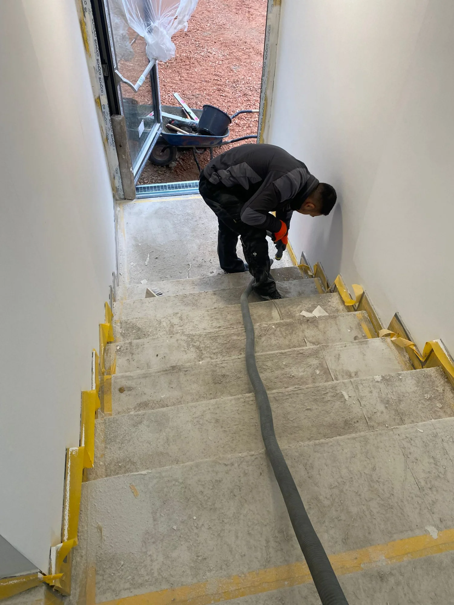 Baureinigung Treppenreinigung auf Baustelle